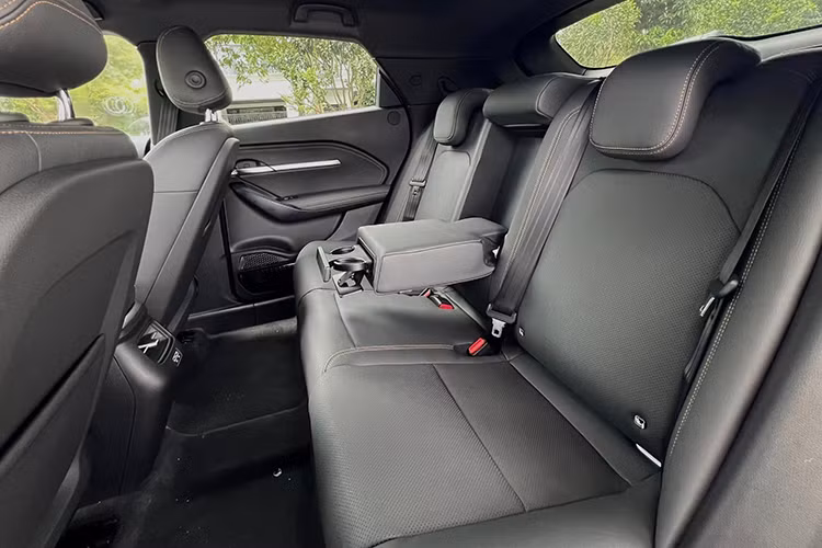 Công nghệ an toàn trên VinFast VF gồm nhiều tính năng như: Hỗ trợ di chuyển khi ùn tắc, Hỗ trợ lái trên đường cao tốc, Đèn pha thích ứng, Cảnh báo lệch làn &amp; Hỗ trợ giữ làn, Kiểm soát đi giữa làn, Tự động chuyển làn, Ga hành trình thích ứng, Nhận biết biển báo giao thông...