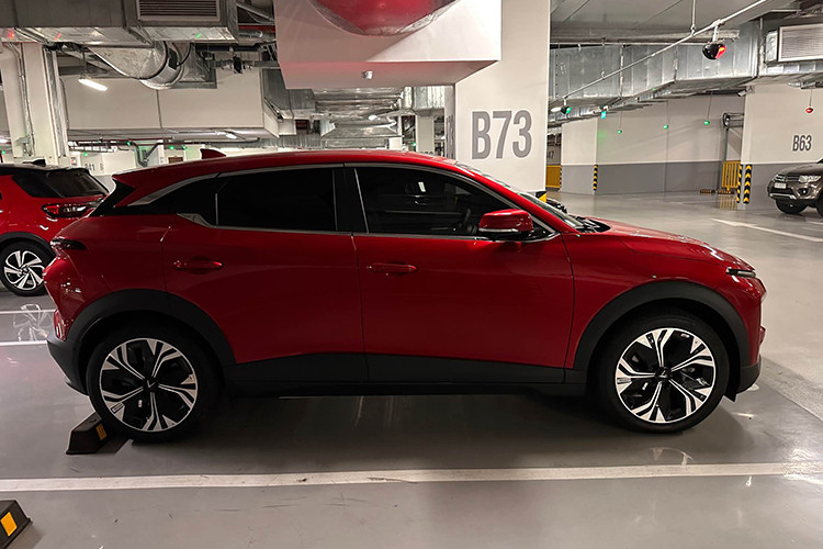 Theo chia sẻ của chủ xe, tổng chi phí lăn bánh cho VinFast VF6 Plus là 850 triệu đồng, xe đã có bảo hiểm và nhiều phụ kiện khác. Mức giá mà chủ xe VinFast VF6 Plus mong muốn là 780 triệu đồng, tức lỗ 70 triệu đồng so với thời điểm lăn bánh mới dù mới trải nghiệm 450km. 