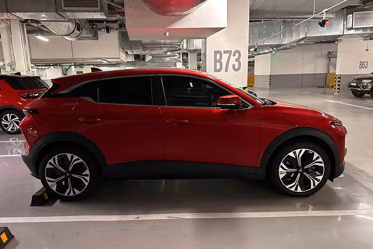 Theo chia sẻ của chủ xe, tổng chi phí lăn bánh cho VinFast VF6 Plus là 850 triệu đồng, xe đã có bảo hiểm và nhiều phụ kiện khác. Mức giá mà chủ xe VinFast VF6 Plus mong muốn là 780 triệu đồng, tức lỗ 70 triệu đồng so với thời điểm lăn bánh mới dù mới trải nghiệm 450km. 