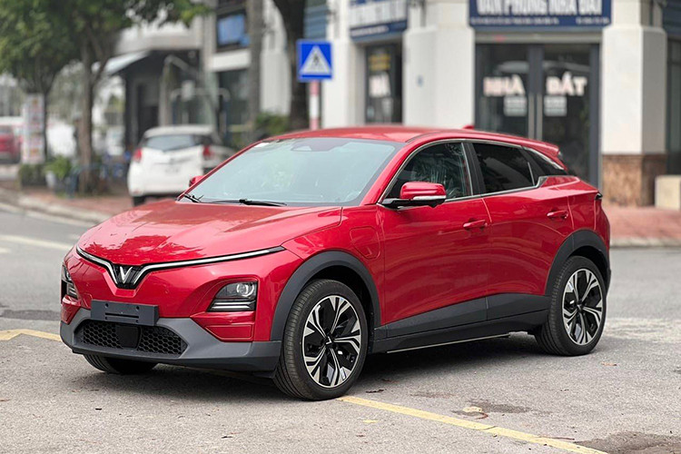 Mức giá xe VinFast VF6 2024 tại Việt Nam cho hai phiên bản Base và Plus như sau; Bản Base có giá 675 triệu đồng (chưa bao gồm pin) và 765 triệu đồng (đã bao gồm pin), trong khi bản Plus có giá 765 triệu đồng (chưa bao gồm pin) và 855 triệu đồng (đã bao gồm pin).