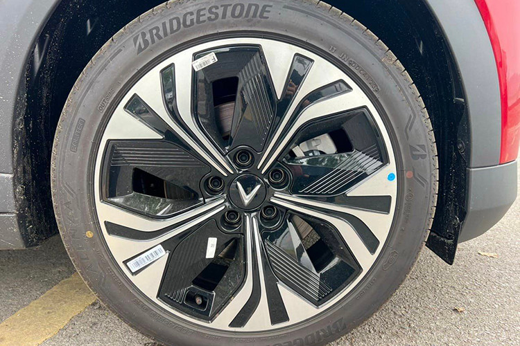 Có thể thấy, VinFast VF6 bản thươnng mại có phần đèn pha mới khi các chi tiết nhựa đen đã bị loại bỏ, thay vào đó là sơn đồng màu với ngoại thất. Dải đèn định vị nằm ngay bên trong đèn pha, khu vực chữ "V" phía trước chỉ trang trí.Một số chi tiét khác như đuôi xe, kính chắn gió đã bị loại bỏ nhằm giúp thiết kế xe tinh giản hiện đại hơn. 