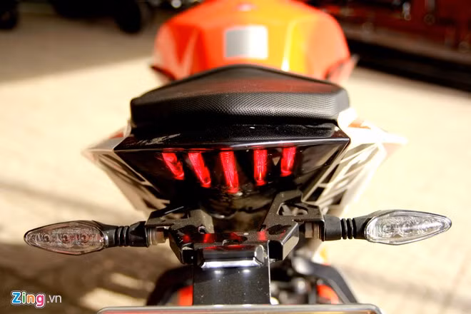 Super Duke 1290 R có ba chế độ vận hành là thể thao, đường phố và trời mưa. Ở chế độ thể thao, động cơ phát huy hết công suất, giúp xe bứt phá trên những tuyến xa lộ. Chế độ đường phố cho khả năng vận hành dễ dàng và an toàn hơn. Chế độ trời mưa bổ sung mô-men xoắn tới bánh sau giúp xe bớt trơn trượt.