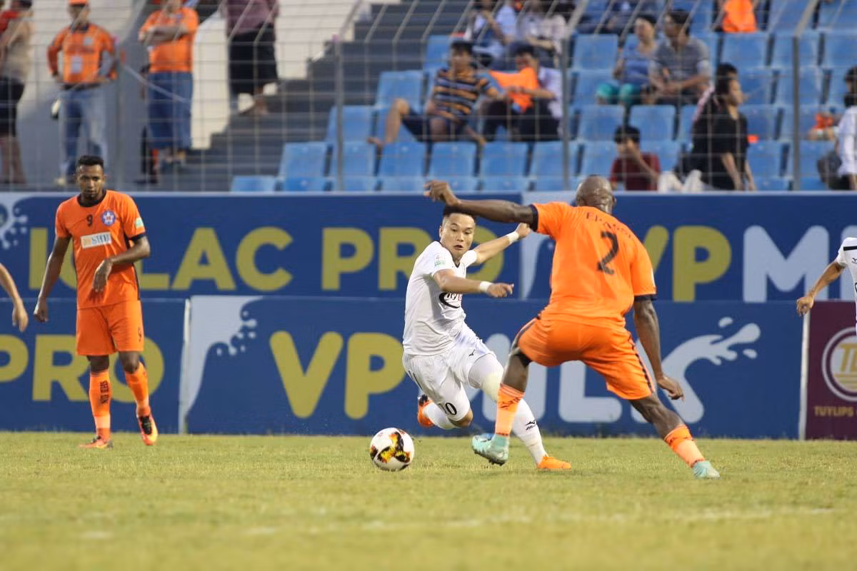 "Đốt" 150 tỷ sau gần 2 mùa bóng, vung tiền chiêu mộ nhiều sao như Phi Sơn, bây giờ CLB TPHCM than thở... hết tiền.