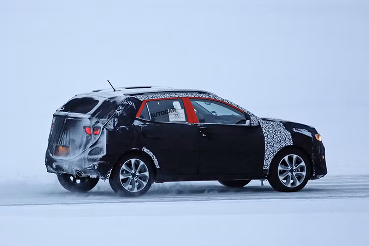 Nếu đúng như vậy, Kia Stonic sẽ được trang bị động cơ xăng 4 xy-lanh TGD-I, tăng áp, dung tích 1,4 lít. Bên cạnh đó là động cơ diesel CRDi, tăng áp, dung tích 1,6 lít. Động cơ kết hợp với hộp số sàn 6 cấp hoặc tự động ly hợp kép 7 cấp.