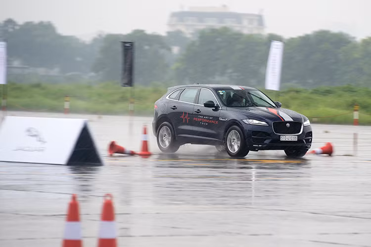 Ngoài ra, khách hàng còn có cơ hội trải nghiệm trên mẫu Jaguar XJL – bản sedan saloon được thiết kế cho cung đường trường đầy thú vị. Bên cạnh đó khách hàng có cơ hội khám phá sự linh hoạt, tính năng kiểm soát lực bám, khả năng cân bằng khi vào cua gấp, tính năng an toàn, hiệu năng vận hành và hiệu suất vượt trội của Jaguar F-Pace ở mức độ cao nhất.