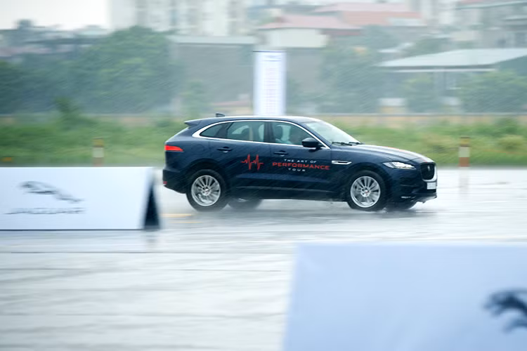 “The Art of Performance Tour là nền tảng tuyệt vời để giới thiệu sự hồi sinh của một loạt những mẫu xe Jaguar. Đây là một cơ hội hiếm hoi để thúc đẩy thế hệ Jaguar mới đến với giới hạn mới và chúng tôi thực sự rất vui mừng được mang sự kiện này đến Việt Nam.” - Ông Robin Colgan, Giám đốc điều hành Jaguar Land Rover Châu Á Thái Bình Dương chia sẻ.