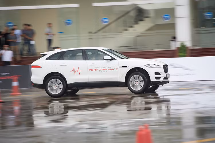 Được lấy cảm hứng từ trò chơi rèn luyện sự nhanh nhạy có tên là 'Batak', Smart Cone sẽ tạo ra những đường đua không thể đoán trước với hàng triệu lựa chọn khác nhau. Với việc sử dụng công nghệ không dây để tạo ra cả những cung đường được định trước và ngẫu nhiên thông qua các tháp trụ thông minh hình nón, người lái sẽ chỉ được thông báo về đường chạy kế tiếp của họ ngay tại thời điểm mà các tháp trụ này phát sáng.