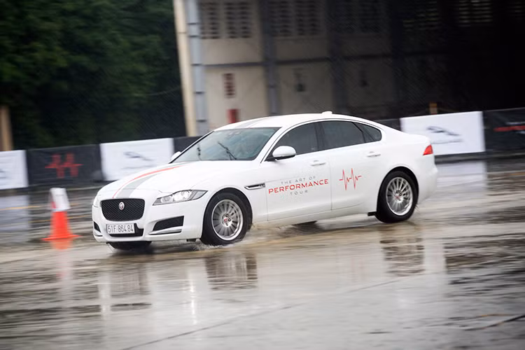 Jaguar F-Pace với phiên bản Prestige sở hữu động cơ xăng, 3.0L V6 Supercharged, 6 xi-lanh, hộp số, hộp số tự động 8 cấp tích hợp lẫy chuyển số trên vô lăng, khả năng tăng tốc từ 0-100km trong vòng 5,8 giây, công suất cực đại 340 mã lực, mô-men xoắn cực đại 450Nm, tốc độ tối đa 250km/h. Giá cho phiên bản F-Pace Prestige từ 3,5 tỷ đồng.