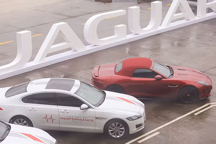 Trong thời gian diễn ra sự kiện The Art of Performance Tour, 05 khách hàng đầu tiên ký hợp đồng mua xe, đặt cọc và hoàn thiện thanh toán trước ngày 30/11/2017 sẽ được tặng chuyến trải nghiệm xe Jaguar trên tuyết tại Châu Âu trọn gói miễn phí. Sự kiện sẽ diễn ra tại Hà Nội từ ngày 11 đến 15/10/2017, tại thành phố Hồ Chí Minh từ 25 đến 29/10/2017.