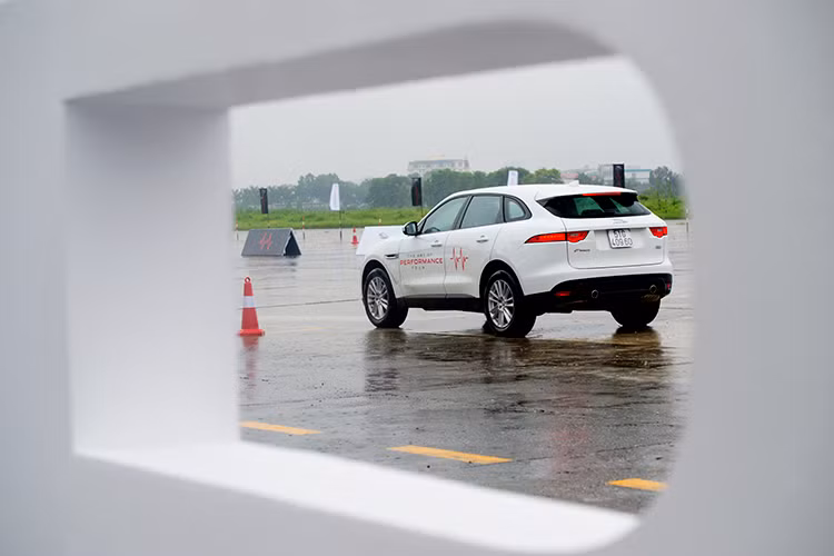 Jaguar XF với các phiên bản Pure và Prestige sở hữu động cơ xăng, 2.0L Si4, 4 xi-lanh, hộp số tự động 8 cấp tích hợp lẫy chuyển số trên vô lăng. Mẫu xe này có khả năng tăng tốc từ 0-100km trong vòng 7 giây, công suất cực đại 240 mã lực, mô-men xoắn cực đại 340Nm, tốc độ tối đa 248km/h. Giá bán cho phiên bản XF Pure và Prestige từ 2,5 đến 2,7 tỷ đồng.