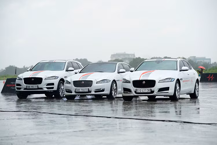 Sự kiện The Art of Performance Tour là một trải nghiệm lái độc nhất và đặc trưng của Jaguar, khơi dậy mọi giác quan. Lần đầu tiên được tổ chức tại Châu Âu vào đầu tháng 4 năm ngoái, sau đó đã được nhân rộng ở nhiều thành phố khác nhau và là một trải nghiệm lái độc đáo mang đến cho khách hàng cơ hội để tiếp cận gần hơn với thương hiệu Jaguar.