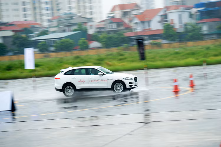 Bên cạnh đó là Đường chạy Smart Cone sáng tạo của Jaguar - nơi đo lường kĩ năng lái xe của người lái và khai thác tính năng xử lý nhanh nhạy, chính xác của chiếc xe trong điều kiện chạy ở tốc độ cao qua những khúc cua thử thách cũng sẽ được giới thiệu tại sự kiện tại Hà Nội lần này.