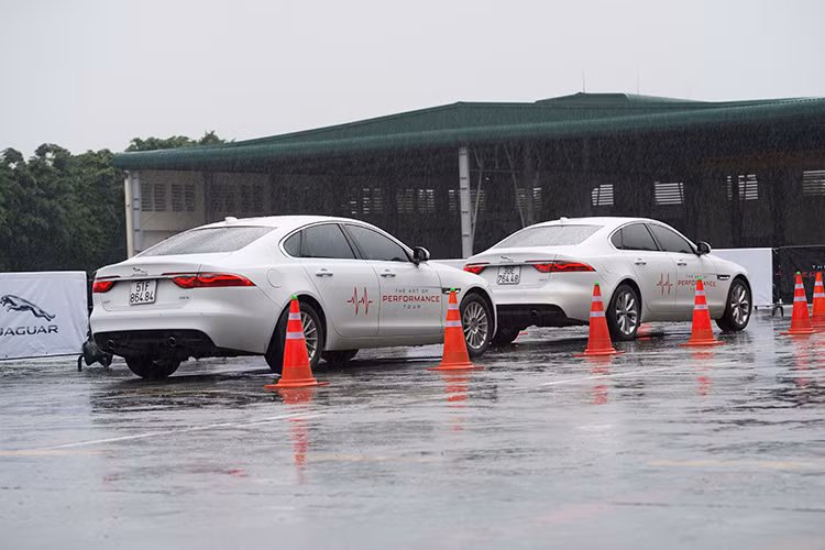 Tại sự kiện lần này, khách hàng sẽ có cơ hội được trải nghiệm, khám phả khả năng xử lý của mình qua mẫu Jaguar XF trên đường chạy với các khúc cua được bố trí đầy thử thách, mẫu SUV hiệu suất cao F-Pace đầu tiên của thương hiệu Jaguar trong đường chạy kết hợp các khúc cua chữ U, hình zic-zắc ở tốc độ cao, chạy tăng tốc và thắng gấp.