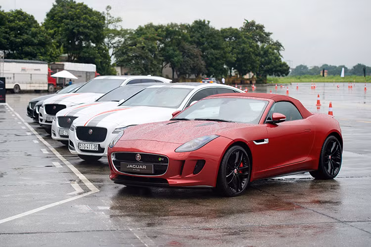 Trong ngày 11/10/2017 chương trình sự kiện Trải nghiệm The Art of Performance Tour của thương hiệu xe hạng sang Jaguar lần đầu tiên được tổ chức tại Việt Nam đã chính thức diễn ra tại Hà Nội dành cho báo chí và cho khách hàng có lịch đăng ký trước từ ngày 12 đến 15/10/2017.