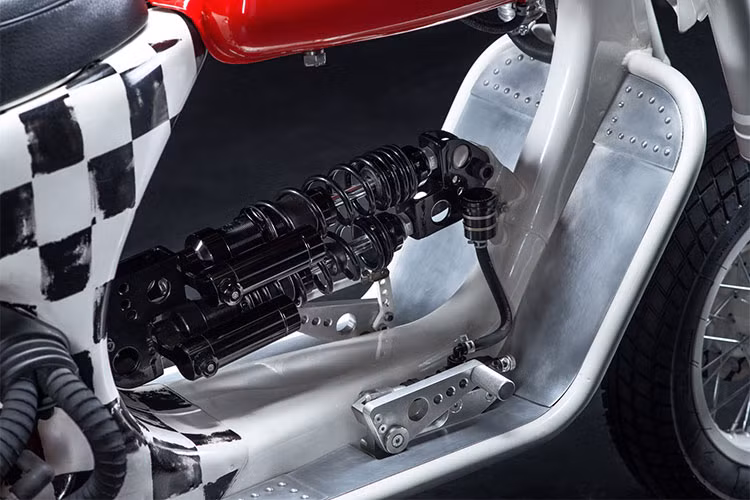 Xe được nối với phuộc hành trình dài, với một bánh xe 12 inch. Hệ thống treo sau được nâng cấp bằng một cặp giảm xóc SIP. Riêng về phần khung xe của PX 150, nhóm nhờ đến các chuyên gia Metal DIY. Phần lớn thân xe đã được làm lại mang đến một mẫu xe hoàn toàn mới lạ trong mắt mọi người.