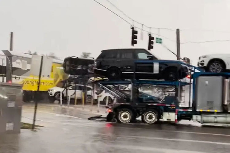 Doan tau dam vao oto tai cho xe sang BMW, Cadillac, Mercedes, Range Rover