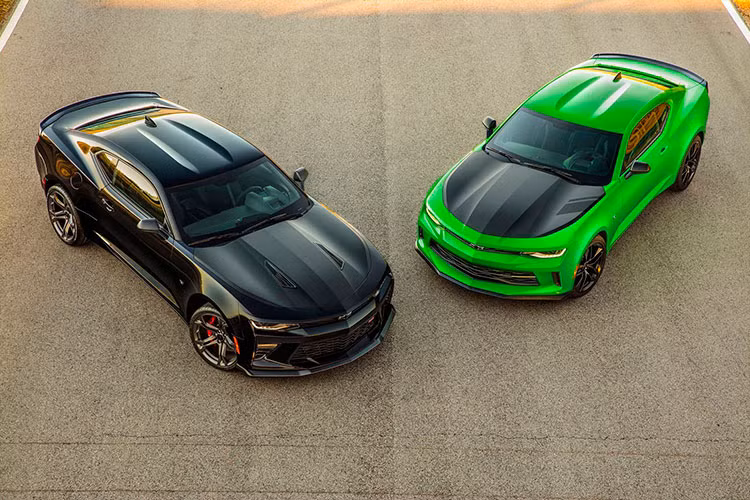 Theo nhiều nguồn tin tức, dòng xe biểu tượng Chevrolet Camaro 1LE - Xe cơ bắp Mỹ từng được dân chơi Việt tìm mua sẽ chính thức bị khai tử sau 6 thế hệ vào năm 2022. Từ chỗ là một dòng tên hot, luôn nhận được nhiều sự quan tâm, tới mức được chọn thành biểu tượng của dòng phim danh tiếng như Transformer cùng nhân vật Bumblebee, Camaro giờ lại đang đứng gần cửa tử hơn bao giờ hết do doanh số quá thấp.