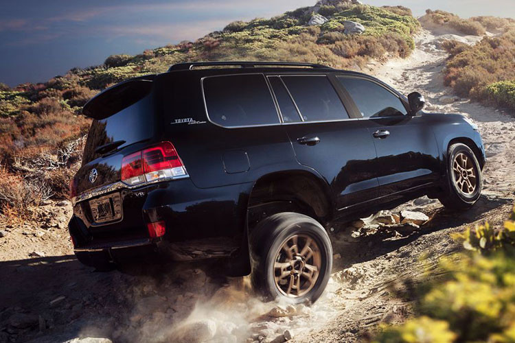 Dữ liệu của Carsalesbase cho thấy Toyota Land Cruiser chỉ bán được 3.235 chiếc tại Mỹ vào năm ngoái. Vấn đề phức tạp hơn nữa là mẫu xe “anh em” Lexus LX 570 dù có giá khởi điểm đắt hơn nhưng có doanh số cao hơn, đạt 4.753 chiếc tại Mỹ vào năm ngoái. Nếu mất đi Land Cruiser, đội hình SUV Toyota sẽ thiếu vắng đi một dòng SUV địa hình thực thụ.