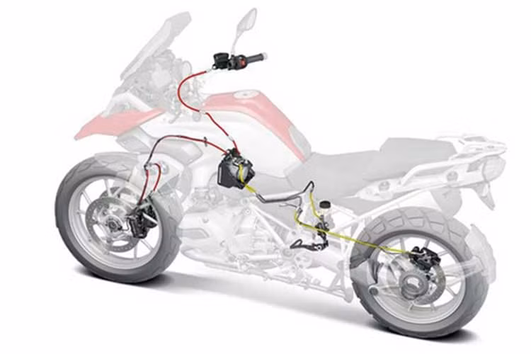 Để có thể sử dụng phanh khi đi xe côn tay một cách hiệu quả nhất, cần biết cách cầm tay nắm một cách chuẩn xác nhất. Cụ thể, theo các chuyên gia lái xe an toàn, bạn phải luôn luôn nắm tròn tay nắm, 4 ngón phía trên và 1 ngón phía dưới. Để khi cần phanh gấp bạn chỉ cần đưa 4 ngón phía trên lên bóp phanh, đồng thời 1 ngón phía dưới cũng sẽ giảm ga theo.