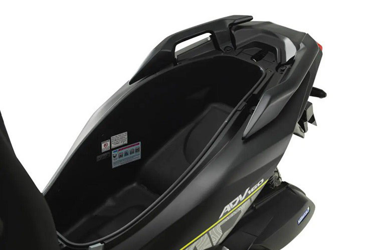 Các trang bị khác trên ADV160 2025 bao gồm hệ thống vành hợp kim 14 inch phía trước và 13 inch phía sau. Kèm theo đó là lốp không săm kích thước trước sau lần lượt là 110/80 và 130/70.