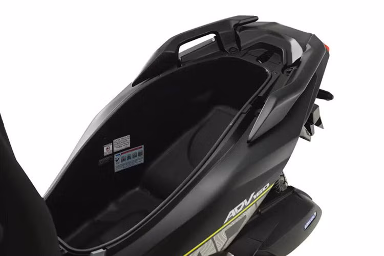 Các trang bị khác trên ADV160 2025 bao gồm hệ thống vành hợp kim 14 inch phía trước và 13 inch phía sau. Kèm theo đó là lốp không săm kích thước trước sau lần lượt là 110/80 và 130/70.