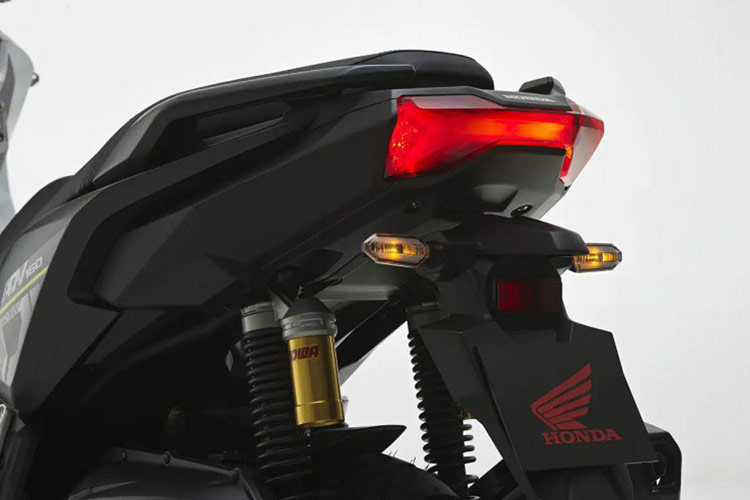 Cả bánh trước và sau của xe đều có phanh đĩa thủy lực nhưng chỉ có bánh trước có ABS. Ngoài ra, xe cũng được tích hợp hệ thống kiểm soát lực kéo HSTC và đèn phanh khẩn cấp đem tới khả năng cận hành an toàn toàn diện hơn.