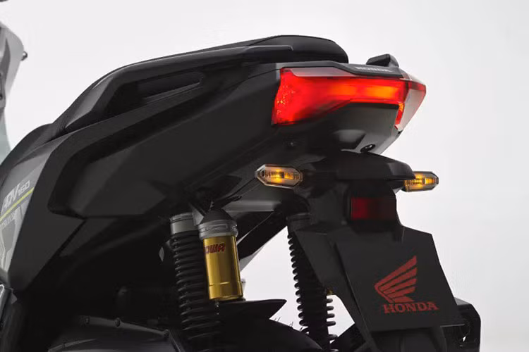 Cả bánh trước và sau của xe đều có phanh đĩa thủy lực nhưng chỉ có bánh trước có ABS. Ngoài ra, xe cũng được tích hợp hệ thống kiểm soát lực kéo HSTC và đèn phanh khẩn cấp đem tới khả năng cận hành an toàn toàn diện hơn.