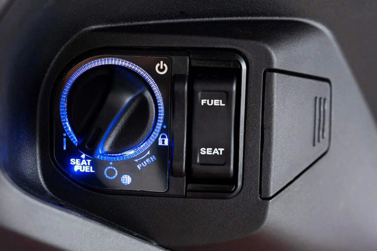 Honda cũng trang bị cho ADV160 2025 như chìa khóa thông minh smartkey, hốc chứa đồ đầu xe có nắp đóng và kèm cổng sạc USB tiện lợi.