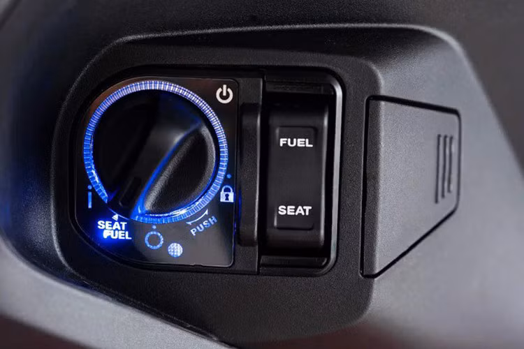 Honda cũng trang bị cho ADV160 2025 như chìa khóa thông minh smartkey, hốc chứa đồ đầu xe có nắp đóng và kèm cổng sạc USB tiện lợi.