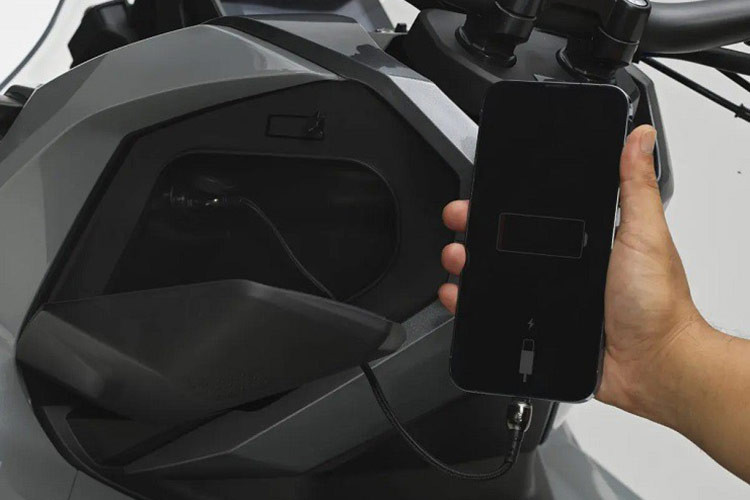 Nắp bình xăng của xe cũng được đặt ở phần giữa sàn để chân, và cốp chứa đồ tới 30 lít thoải mái cho người sử dụng có thể đem theo các đồ dùng vật dụng.