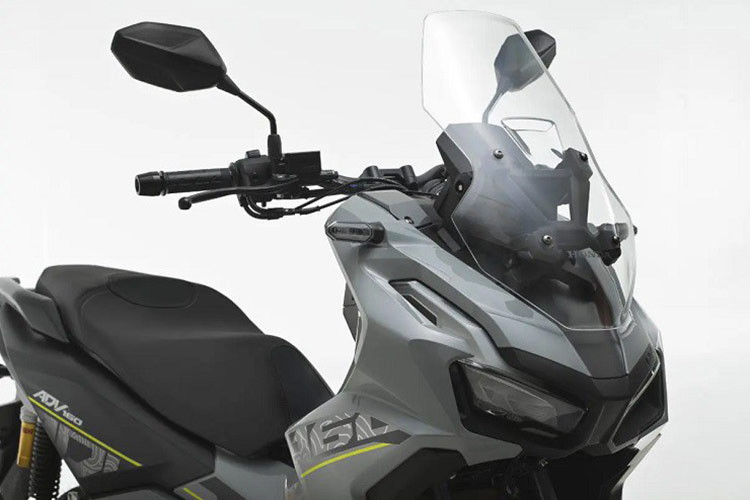 Mẫu xe ga Honda ADV160 2025 mới ra mắt tại Malaysia sử dụng hệ thống chiếu sáng LED trên toàn bộ thân xe, trong đó ấn tượng nhấn là cụm đèn pha kết hợp dải định vị sắc sảo ở mặt nạ trước.