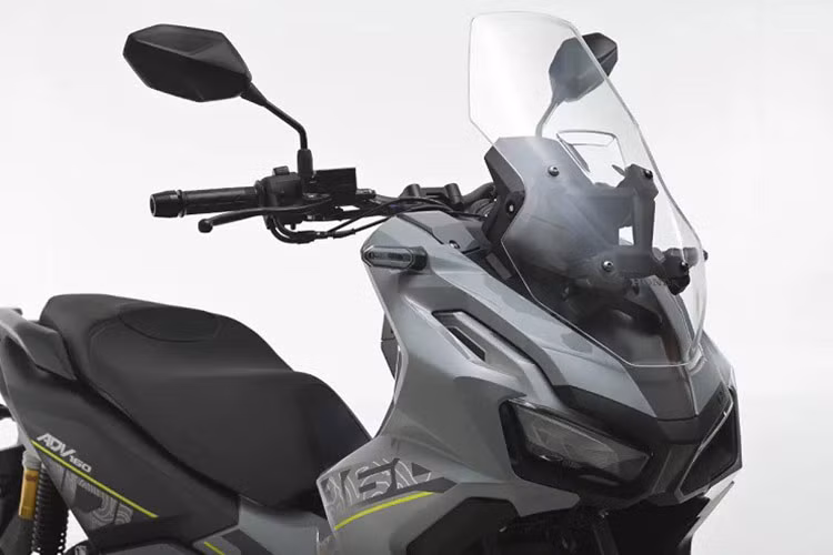 Mẫu xe ga Honda ADV160 2025 mới ra mắt tại Malaysia sử dụng hệ thống chiếu sáng LED trên toàn bộ thân xe, trong đó ấn tượng nhấn là cụm đèn pha kết hợp dải định vị sắc sảo ở mặt nạ trước.