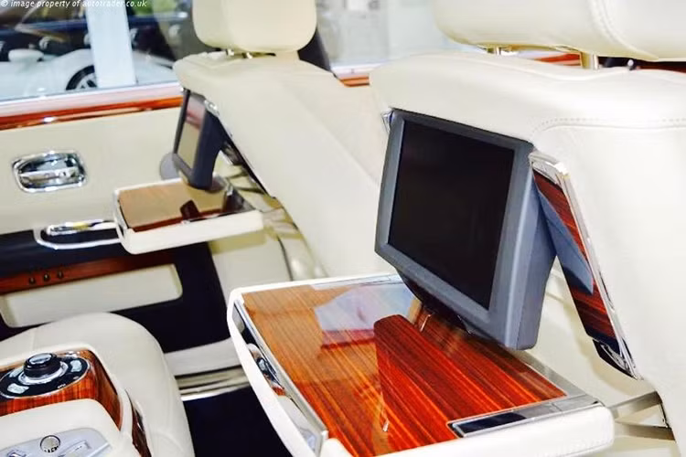 Hàng ghế sau tích hợp massage như ghế trước. Ngoài ra, hệ thống treo khí nén có khả năng tính toán trong 2,5 phần nghìn giây, đủ để nhận ra sự thay đổi dù người ngồi chỉ vừa nhấc mông. Ngoài ra, hàng ghế sau của xe còn được trang bị màn hình LCD lớn, một bàn làm việc được gắn ở ngay phía sau của tựa ghế đầu cùng nhiều chức năng Vip cao cấp khác.