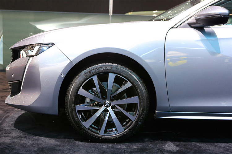 Ở phiên bản GT, hệ thống ống xả kép mạ chrome sáng loáng đẹp mắt. Cũng ở bản này, lưới tản nhiệt xe sẽ độc đáo hơn, nhấn mạnh bằng các viền chrome sáng. Hai bên sườn thể thao hơn và các bánh xe hợp kim đặc biệt. Ốp gương chiếu hậu sơn đen, hài hòa với các cửa sổ tối màu.