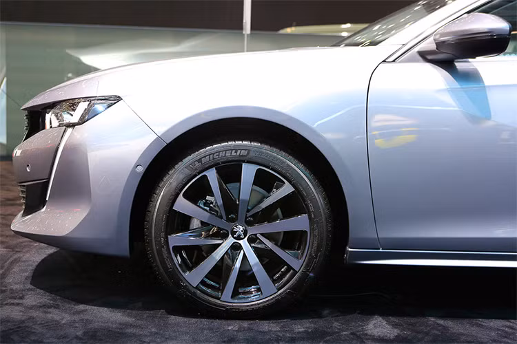 Ở phiên bản GT, hệ thống ống xả kép mạ chrome sáng loáng đẹp mắt. Cũng ở bản này, lưới tản nhiệt xe sẽ độc đáo hơn, nhấn mạnh bằng các viền chrome sáng. Hai bên sườn thể thao hơn và các bánh xe hợp kim đặc biệt. Ốp gương chiếu hậu sơn đen, hài hòa với các cửa sổ tối màu.