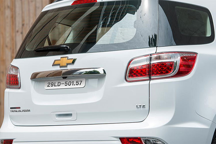 Phía sau Trailblazer sở hữu đèn hậu dạng LED, thiết kế cửa sau đơn giản và bổ sung đèn báo hiệu ở cản sau. Về tổng thể, xe mang trên mình ngôn ngữ thiết kế ngoại thất cơ bắp đặc trưng của dòng xe Mỹ,thừa hưởng hệ thống khung sàn và một số đường nét thiết kế giống với mẫu bán tải Colorado đang bán ra tại thị trường Việt Nam.