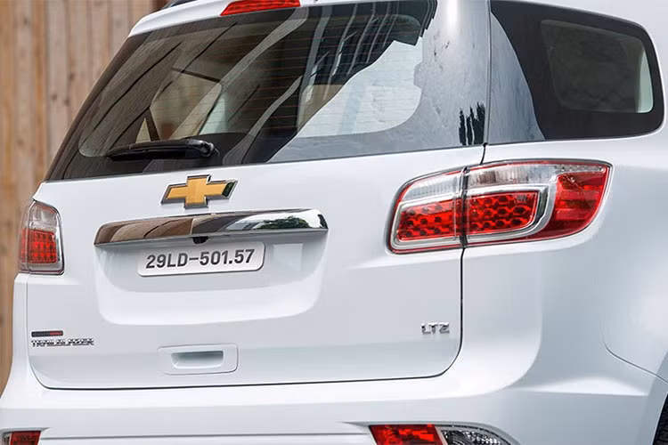 Phía sau Trailblazer sở hữu đèn hậu dạng LED, thiết kế cửa sau đơn giản và bổ sung đèn báo hiệu ở cản sau. Về tổng thể, xe mang trên mình ngôn ngữ thiết kế ngoại thất cơ bắp đặc trưng của dòng xe Mỹ,thừa hưởng hệ thống khung sàn và một số đường nét thiết kế giống với mẫu bán tải Colorado đang bán ra tại thị trường Việt Nam.