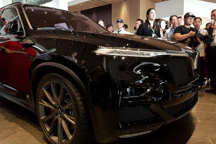 Logo V8 thể hiện trang bị động cơ của xe dược bố trí ngay ở trên lưới tải nhiệt và phía đuôi của xe. Các nâng cấp trang bị khác ở ngoại thất bao gồm bộ lazăng hợp kim 10 chấu kích thước 22 inch, hệ thống ống xả gồm hai cặp ống xả kép, bố trí hai bên phía gầm...