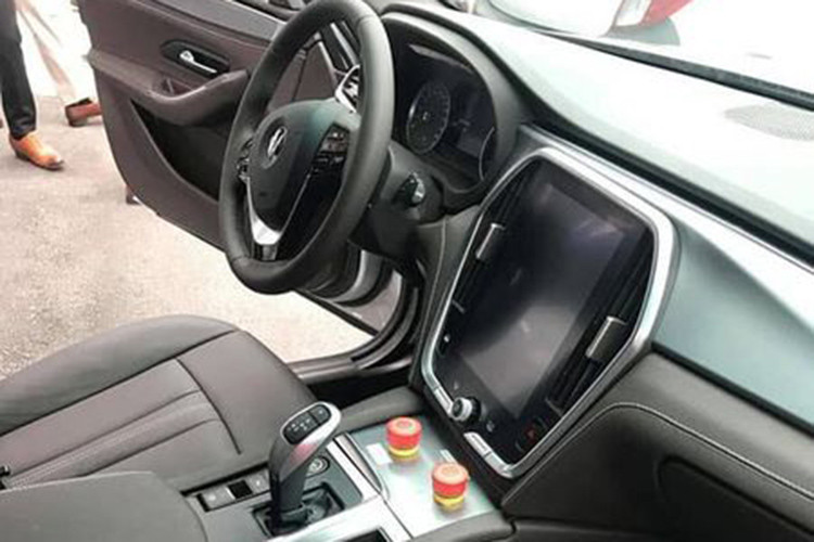 Về nội thất, phiên bản giới hạn VinFast LUX V8 có thiết kế ngoại thất không đổi, nhưng chất liệu nội thất được nâng cấp đáng kể với sự kết hợp giữa da lộn cao cấp và các chi tiết bằng sợi carbon. Chính giữa bảng táp-lo là màn hình cảm ứng 10,5 inch bố trí theo chiều dọc, vô lăng của xe được bọc da có thiết kế 3 chấu, hai chấu hai bên được tích hợp hệ thống nút bấm điều khiển chức năng.