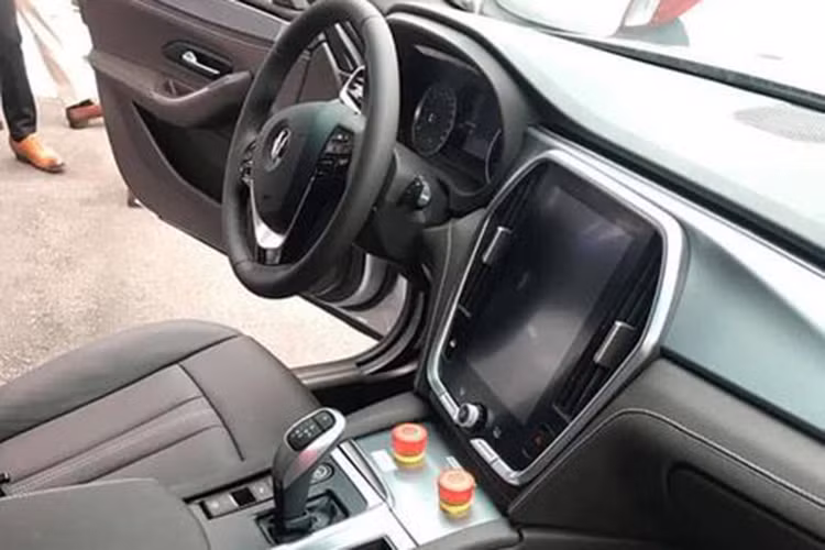 Về nội thất, phiên bản giới hạn VinFast LUX V8 có thiết kế ngoại thất không đổi, nhưng chất liệu nội thất được nâng cấp đáng kể với sự kết hợp giữa da lộn cao cấp và các chi tiết bằng sợi carbon. Chính giữa bảng táp-lo là màn hình cảm ứng 10,5 inch bố trí theo chiều dọc, vô lăng của xe được bọc da có thiết kế 3 chấu, hai chấu hai bên được tích hợp hệ thống nút bấm điều khiển chức năng.