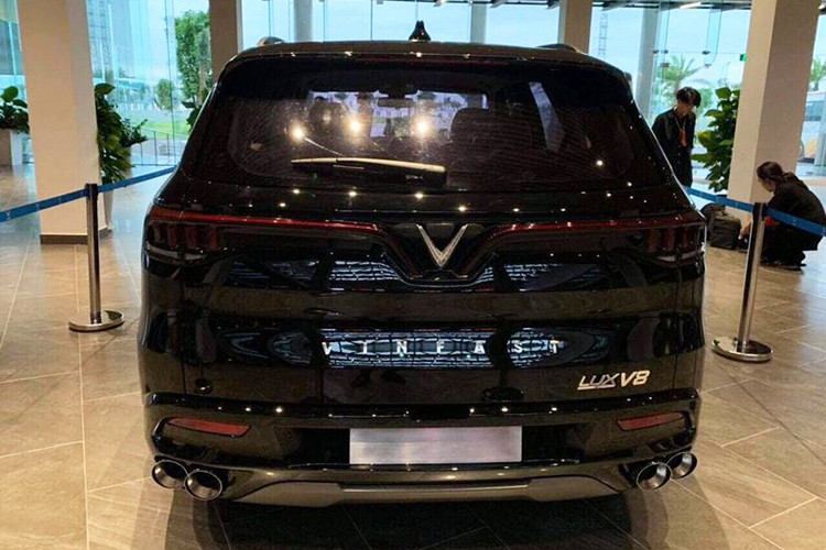 Bảng đồng hồ của xe gồm hai đồng hồ analog hiển thị vận tốc và vòng tua máy, xen vào giữa là màn hình màu hiển thị đa thông tin kích thước 7,5 inch. Theo thông tin công bố tại triển lãm Geneva, mẫu LUX SA V8 được trang bị động cơ V8 6.2L với công suất 455 mã lực và mômen xoắn cực đại lên đến 624 Nm, giúp xe có khả năng đạt vận tốc 300 km/h.