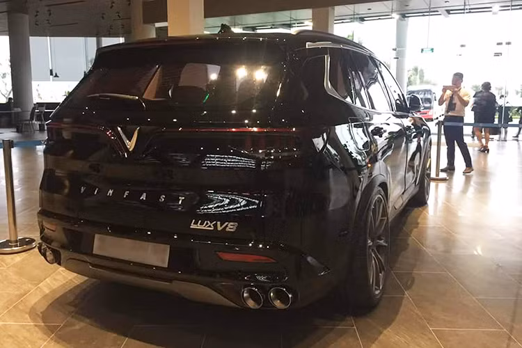 Thiết kế đuôi xe LUX V8 phiên bản cao cấp cũng mang dáng dấp khá quen thuộc với việc sử dụng đèn hậu LED nổi bật, logo của hãng được đặt chính giữa xe, nổi bật giữa hai dải LED định vị đỏ kéo dài sang hai bên đuôi.