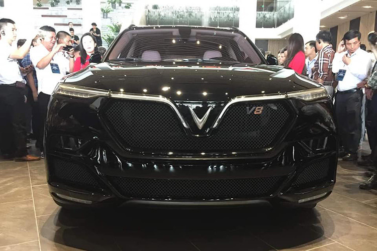 Về ngoại hình, LUX SA V8 mới có thiết kế khá giống với mẫu xe "đàn anh" LUX SA2.0, các chi tiết được thể hiện rõ qua dải đèn định vị kéo dài từ hai bên vào bên trong lưới tải nhiệt, đèn pha được bố trí ở thấp phía dưới. Tuy nhiên thay thế cho các nan dài ở lưới tản nhiệt và hốc gió là lưới đan mắt cáo siêu nhỏ làm bằng nhôm cao cấp.