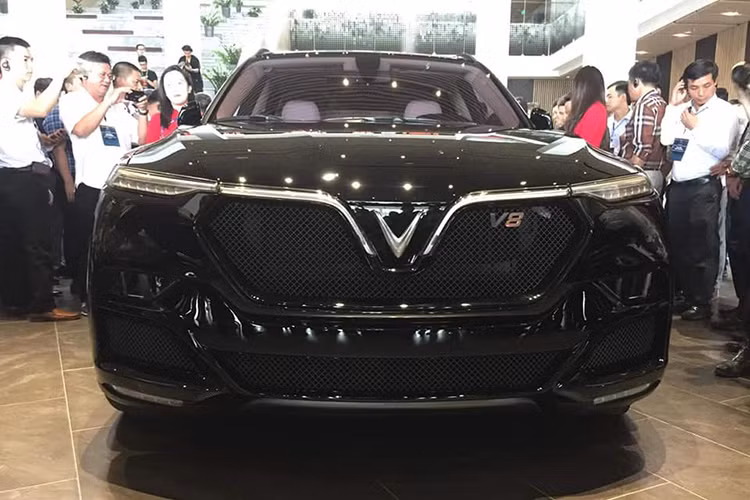 Về ngoại hình, LUX SA V8 mới có thiết kế khá giống với mẫu xe "đàn anh" LUX SA2.0, các chi tiết được thể hiện rõ qua dải đèn định vị kéo dài từ hai bên vào bên trong lưới tải nhiệt, đèn pha được bố trí ở thấp phía dưới. Tuy nhiên thay thế cho các nan dài ở lưới tản nhiệt và hốc gió là lưới đan mắt cáo siêu nhỏ làm bằng nhôm cao cấp.