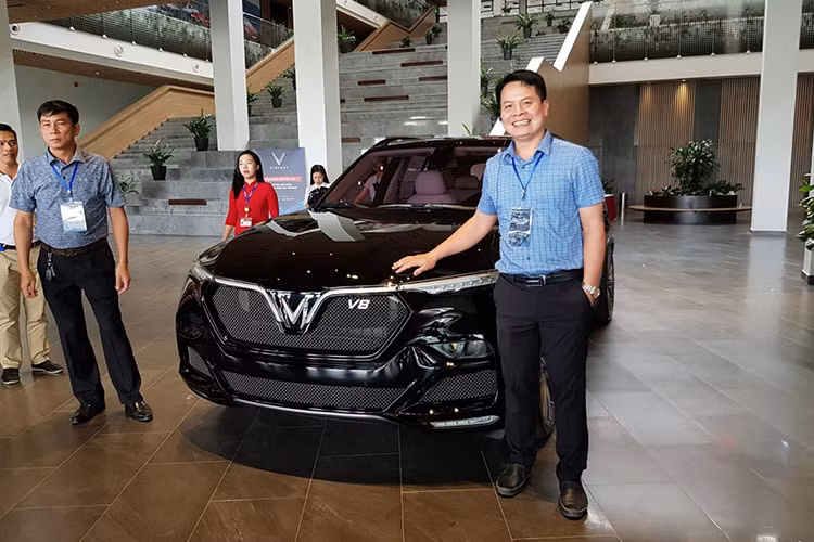 Chưa rõ kế hoạch của VinFast về việc sản xuất hàng loạt mẫu xe này, tuy nhiên các mẫu xe khác của VinFast như Fadil, LUX A2.0 và LUX SA2.0 sẽ được bàn giao đến khách hàng trong quý II và quý III năm nay. Mức giá xe VinFast LUX V8 hiện vẫn chưa được nhà sản xuất ôtô Việt Nam tiết lộ.