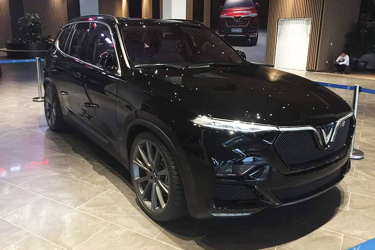 Được biết, VinFast LUX SA V8 là phiên bản đặc biệt của dòng SUV LUX SA từng được giới thiệu trước đây. Trên mẫu xe mới này, nhà sản xuất ôtô Vinfast đã trang bị nhiều nâng cấp về trang bị ở ngoại thất và nội thất, cùng trang bị động cơ vô cùng mạnh mẽ là động cơ V8 6.2L.