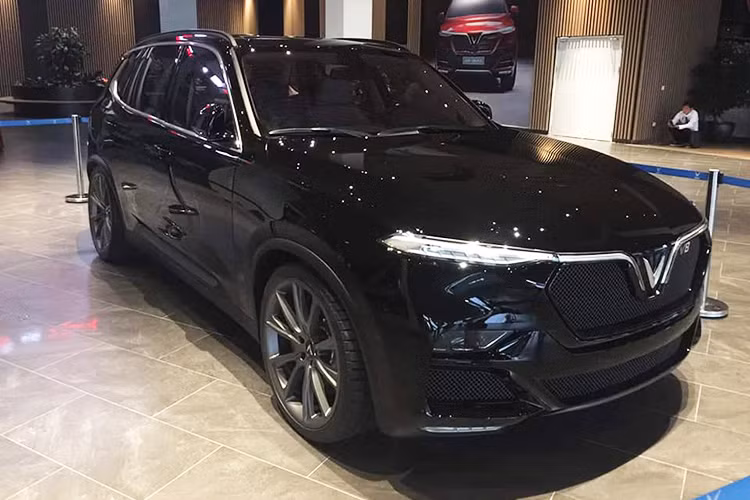 Được biết, VinFast LUX SA V8 là phiên bản đặc biệt của dòng SUV LUX SA từng được giới thiệu trước đây. Trên mẫu xe mới này, nhà sản xuất ôtô Vinfast đã trang bị nhiều nâng cấp về trang bị ở ngoại thất và nội thất, cùng trang bị động cơ vô cùng mạnh mẽ là động cơ V8 6.2L.