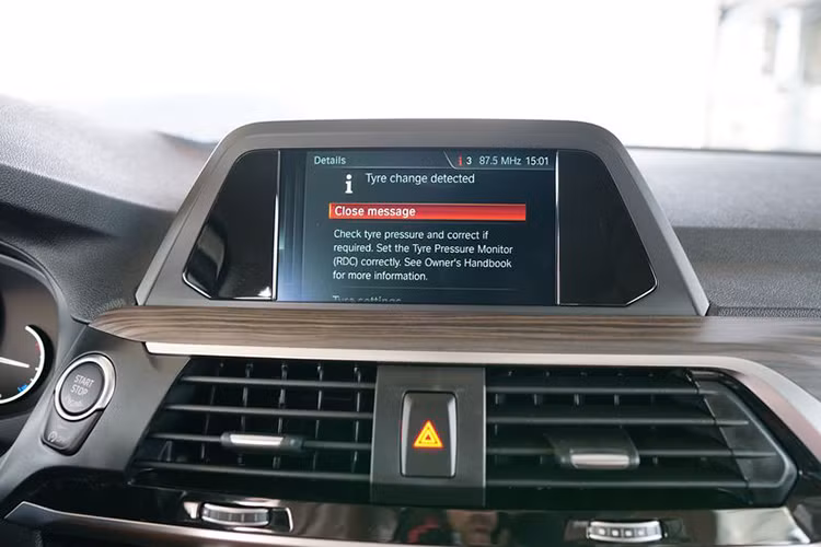 BMW X4 2019 còn nổi bật với vô lăng bọc da tích hợp lẫy chuyển số, ghế lái chỉnh điện và hệ thống âm thanh 12 loa. Công nghệ an toàn cho mẫu xe ngoài những tính năng cơ bản như ABS hay cân bằng điện tử còn hỗ trợ vào cua, kiểm soát hành trình chủ động, cảm biến xung quanh với hệ thống hỗ trợ đỗ xe, cảm biến áp suất lốp, camera lùi và 6 túi khí...