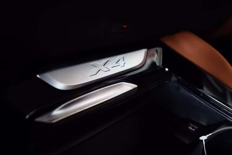 Mẫu xe SUV BMW X4 2019 phiên bản xDrive20i tại Việt Nam chưa được công bố thông số cụ thể, tuy nhiên dự tính xe sẽ sở hữu khối động cơ xe có dung tích 2 lít, cho công suất 184 mã lực và mô-men xoắn 290 Nm, kết hợp số tự động 8 cấp và hệ dẫn động 4 bánh toàn thời gian xDrive.