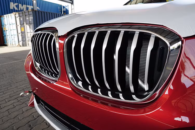 Xe sở hữu nhiều nâng cấp về thiết kế ngoại thất với cái chất cơ bắp, khỏe khoắn hơn nhưng vẫn giữ lại một số đường nét thể thao đặc trưng của dòng SUV lai coupe. Thay đổi dễ nhận thấy nhất ở phần đầu xe chính là thiết kế lưới tản nhiệt hình quả thận thân được mở rộng theo chiều dọc đúng với phong cách thiết kế của hãng thời gian gần đây.